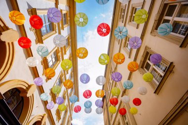 Renkli kağıt fenerlerle dolu tuhaf bir cadde, Almanya 'nın Wurzburg kentindeki binalarda şenlikli bir atmosfer yaratıyor.