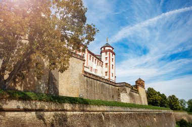 Wurzburg 'un Marienberg Kalesi' nin ihtişamlı bir ortaçağ kalesi. Yüksek kuleleri ve dingin mavi gökyüzü altında sağlam taş duvarları var, Bavyera, Almanya