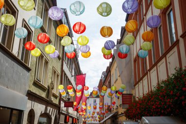 Canlı fenerler, Almanya 'nın Wurzburg kentindeki evlere karşı heyecan verici bir ortam yaratıyor.,