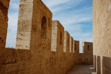 Torres de Serranos 'un, berrak, mavi gökyüzünün altında kemerli açıkları bulunan tarihi taş duvarı, Valencia, İspanya