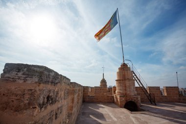 Valencia, İspanya 'da güneşli bir havada Torres de Serranos' un tepesindeki gözlem noktasında Valencia bayrağı