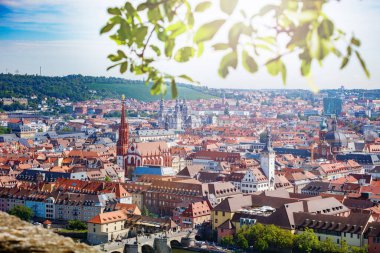 Almanya 'nın Wurzburg kentinin panoramik manzarası - Eski Ana Köprü, Marienkapelle, arka planda yeşil tepeler ve üzüm bağları
