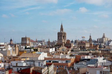 Valencia 'nın panoramik manzarası, tarihi şehrin ufuk çizgisi Ufuktaki Micalet Kulesi de dahil olmak üzere çeşitli mimari simgelerle