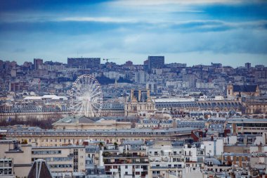 Paris manzarası Louvre Müzesi 'nin Tuileries Garden' da seçkin bir dönme dolabı, klasik Avrupa mimarisi, birçok geleneksel Hausmann binası var.