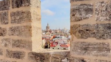 Serranos Kulelerinin eskimiş duvarları İspanya 'da çan kulesi olan büyüleyici Valencia kasabasının panoramik manzarasını sunuyor.