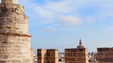 Güneşli bir günde Serranos Kuleleri 'nin dayanıklı taş duvarlarının arkasında görünen tarihi şehir manzarası Valencia, İspanya