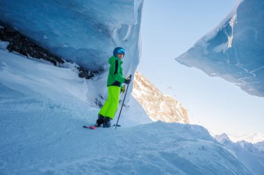 Canlı bir kayakçı çocuk karlı bir buzul mağarasında buzdan bir kemerin altını keşfediyor.