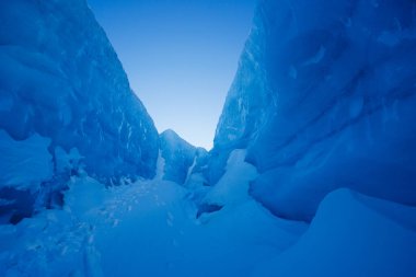 Buz gibi bir koridor devasa mavi buz duvarları tarafından oluşturulur. Karlı bir yol, doğal buzulların oluşumuna öncülük eder.