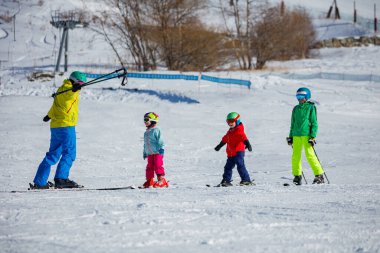 Kayak okulunda bir grup çocukla birlikte karlı yamaçlarda kayak egzersizleri yapardık.