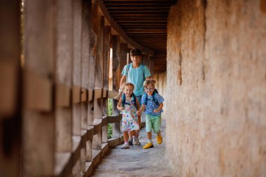 Sırt çantalı bir grup çocuk, eski bir kasaba olan Rothenburg ob der Tauber, Rotenburg Almanya 'sı boyunca ilerliyorlar.