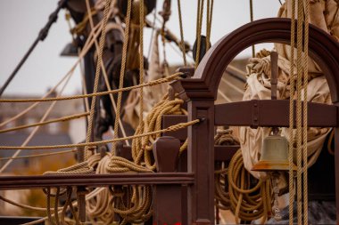 Detaylı donanım odaklı bir geminin halat ağı ve bulanık bir şehir geçmişi, Saint-Malo, Bretagne, Fransa