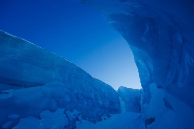 Kuzey Kutbu 'nun güzelliği, bu patika yüksek mavi buz duvarlarıyla çevrili, karla kaplı bir patika ile kesişiyor.