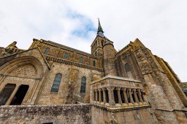 Antik kilise, fevkalade taş işleriyle bulutlu bir gökyüzünün altında, Mont Saint Michel, Normandiya
