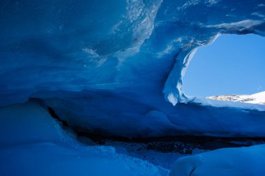 Buz mağarasının içinden çarpıcı bir mavi gökyüzü tavandan görülebiliyor.