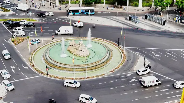 Madrid 'deki Cibeles Çeşmesi' nde aslanlar tarafından çekilen bir at arabasında Roma tanrıçası Cibele yer alıyor.