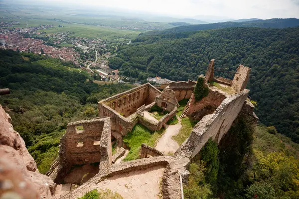 Manzaralı bir tepenin üzerindeki antik kalıntılar geniş verimli manzaraya bakar.