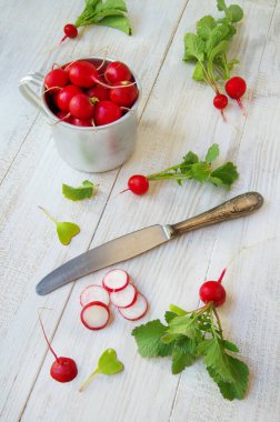 Taze turp salatası. Ev yapımı yemek. Sağlıklı yiyecekler. Beyaz masa arka planında yemek. Taze sebzeler ve bitkiler..