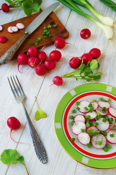 新鮮な大根サラダ 自家製だ 健康食品 白いテーブルの上の食べ物 新鮮な野菜やハーブ — ストック写真