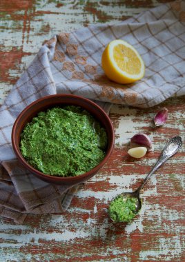 Taze maydanozlu pesto. Cevizli maydanoz pesto. Gıda arkaplanı.
