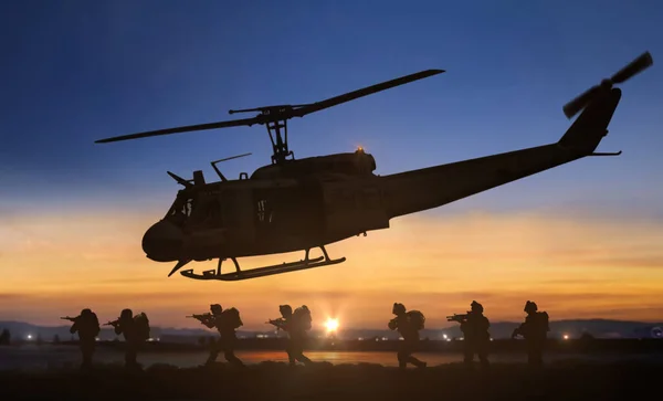Στρατιωτικές Ειδικές Δυνάμεις Ελικόπτερο Ρίχνει Λειτουργία Στο Ηλιοβασίλεμα — Φωτογραφία Αρχείου