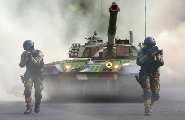 Pasukan Khusus Militer Dan Tank Bergerak Jalan Bawah Tabir Asap — Stok Foto