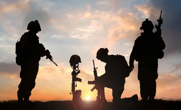 Illustration Military Man Kneeling Front Fallen Soldier Grave Sunset — Stock Photo, Image