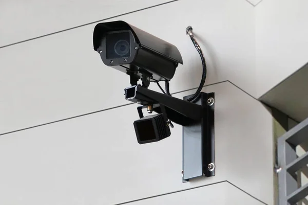 Caméra Cctv Surveillant Zone Environnante Bâtiment Résidentiel Images De Stock Libres De Droits