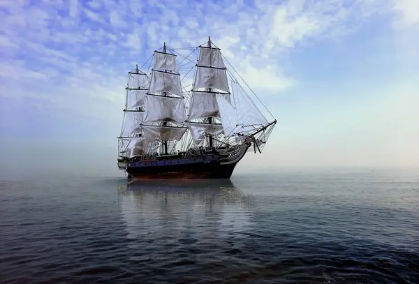 18世纪的船在平静的海水中航行 免版税图库照片