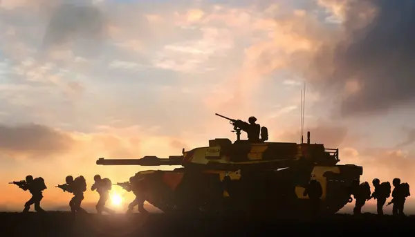Militäroperation Mit Panzerunterstützung Auf Dem Schlachtfeld Bei Sonnenuntergang lizenzfreie Stockfotos