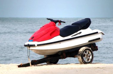 Jet ski ya da su motosikleti plaja park ediyor.