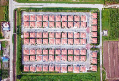 Yarı müstakil evlerin havadan görünüşü 