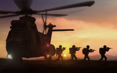 Askeri Özel Kuvvetler Birimi 'nin silueti gün batımında gökyüzünün altında arka planda helikopterle görev yapıyor.