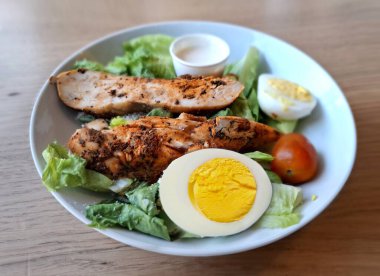 Yumurtalı kızarmış tavuk salatası.