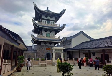 SELANGOR, MALAYSIA - 25 Aralık 2024: Mescid Jamek Cina Müslüman Klang 'ın dış görünüşü, bu cami Çin' deki Xian Büyük Camii 'nden esinlenerek Çin mimari özelliklerini ayrıntılı bir şekilde ortaya koymuştur..