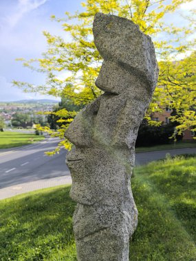 Tachov şehrindeki heykel taştan yapılmış bir insan kafası şeklinde.