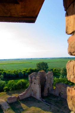 Bach, Voyvodina, Sırbistan 'daki ortaçağ kalesinin penceresinden manzara - görüntüler