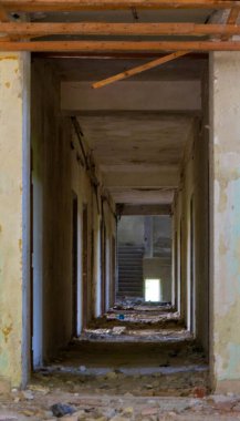 Unutulmuş bir otelin bu büyüleyici fotoğrafında terk edilmenin cazibesini keşfedin. Çürüyen dış görünüş ve aşırı büyümüş çevre zamanın geçişini ve doğanın ıslah edilişini vurgulayan unutulmaz güzellikte bir sahne yaratıyor. Onlar için mükemmel.