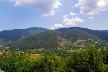 Huşu ile kendinizi daldırın - görkemli dağ zirveleri ve rahat kabin inzivaları için ilham verici panorama. Bu büyüleyici fotoğraf, doğanın kucağına kurulmuş büyüleyici kulübeleriyle bir dağ manzarasının nefes kesici güzelliğini gözler önüne seriyor. Ekşi...