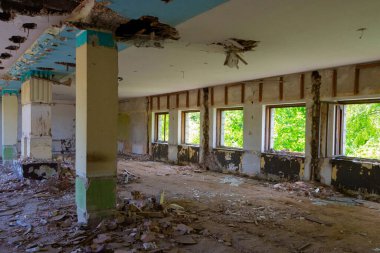 Unutulmuş bir otelin bu büyüleyici fotoğrafında terk edilmenin cazibesini keşfedin. Çürüyen dış görünüş ve aşırı büyümüş çevre zamanın geçişini ve doğanın ıslah edilişini vurgulayan unutulmaz güzellikte bir sahne yaratıyor. Onlar için mükemmel.