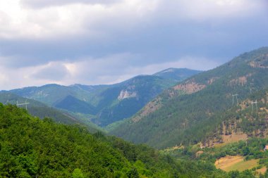 Huşu ile kendinizi daldırın - görkemli dağ zirveleri ve rahat kabin inzivaları için ilham verici panorama. Bu büyüleyici fotoğraf, doğanın kucağına kurulmuş büyüleyici kulübeleriyle bir dağ manzarasının nefes kesici güzelliğini gözler önüne seriyor. Ekşi...