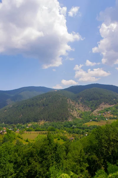 stock image Immerse yourself in the awe - inspiring panorama of majestic mountain peaks and cozy cabin retreats. This captivating photograph showcasees the breathtaking beauty of a mountain landscape, with charming cabins nestled amidst nature's embrace. The swe