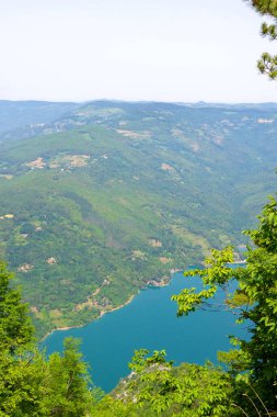 Doğanın Mücevheri: Perucac Gölü, Banjska Stena 'nın Tara Dağı' nın nefes kesici cazibesini gözler önüne sererken huzur dolu sükuneti yansıtıyor.
