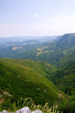 Görkemli dağ zirvelerine bakın ve kendinizi dokunulmamış doğanın huzurlu ihtişamına daldırın. Bu manzaralı bakış açısıyla, yükselen yüksekliklerin ve el değmemiş manzaraların ahenkli güzelliğine tanık olun. İhtişamın ve sükunetin büyüleyici bir karışımı.