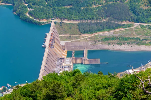 Doğanın Mücevheri: Perucac Gölü, Banjska Stena 'nın Tara Dağı' nın nefes kesici cazibesini gözler önüne sererken huzur dolu sükuneti yansıtıyor.