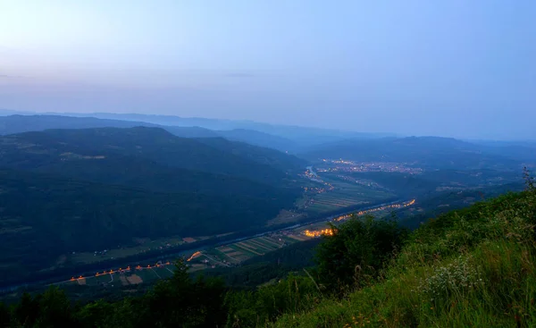 Fascinující Skladba Kde Městská Krajina Ladí Vysokými Vrcholky Hor Zatímco — Stock fotografie