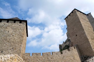 Golubac Kalesi - Tuna 'da büyüleyici manzaralarla çevrili bir ortaçağ kalesinin büyüleyici manzarası. Zengin tarihini keşfedin.