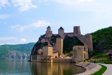 Golubac Kalesi - Tuna 'da büyüleyici manzaralarla çevrili bir ortaçağ kalesinin büyüleyici manzarası. Zengin tarihini keşfedin.