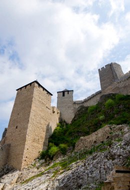 Golubac Kalesi - Tuna 'da büyüleyici manzaralarla çevrili bir ortaçağ kalesinin büyüleyici manzarası. Zengin tarihini keşfedin.