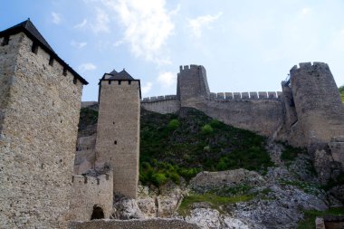 Golubac Kalesi - Tuna 'da büyüleyici manzaralarla çevrili bir ortaçağ kalesinin büyüleyici manzarası. Zengin tarihini keşfedin.