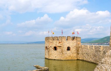 Golubac Kalesi - Tuna 'da büyüleyici manzaralarla çevrili bir ortaçağ kalesinin büyüleyici manzarası. Zengin tarihini keşfedin.